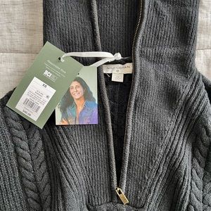 A rare find - NWT Nili Lotan quartrr zip black cableknit sweater, in XS